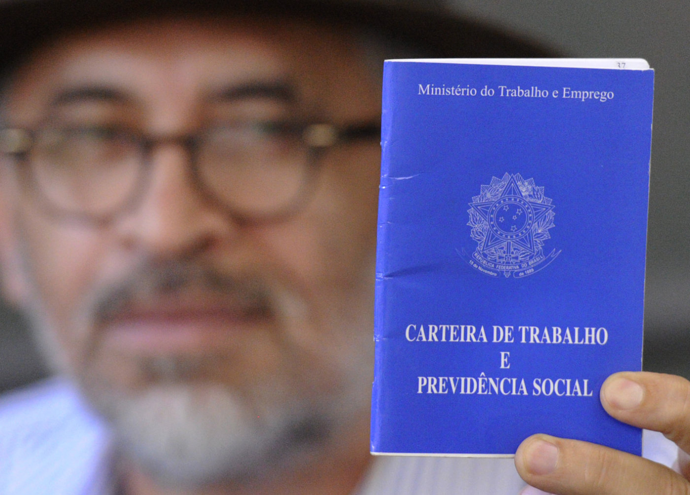 PLC 137/2015 altera a Consolidação das Leis do Trabalho (CLT) para estabelecer que a concessão de benefício de aposentadoria a pedido do empregado não rescinde o contrato de trabalho. 

O pedido de aposentadoria é geralmente compreendido como uma opção do empregado pela inatividade. Logo, ao requerer o benefício, ele estaria automaticamente pedindo demissão. O projeto altera a Consolidação das Leis do Trabalho (CLT) para deixar expresso que a concessão da aposentadoria a pedido não extingue o vínculo empregatício. Ou seja: o trabalhador terá os direitos preservados se optar por seguir na relação de emprego mesmo depois de se aposentar. 

Foto: Edilson Rodrigues/Agência Senado